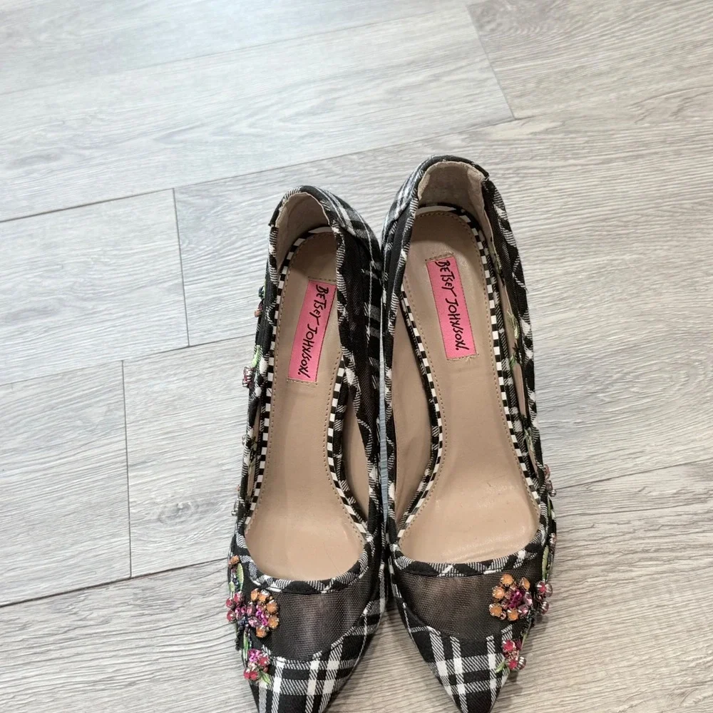 Betsey Johnson Rayn Plaid Floral Mesh Rhinestone Pumps Black White Womens Size 8